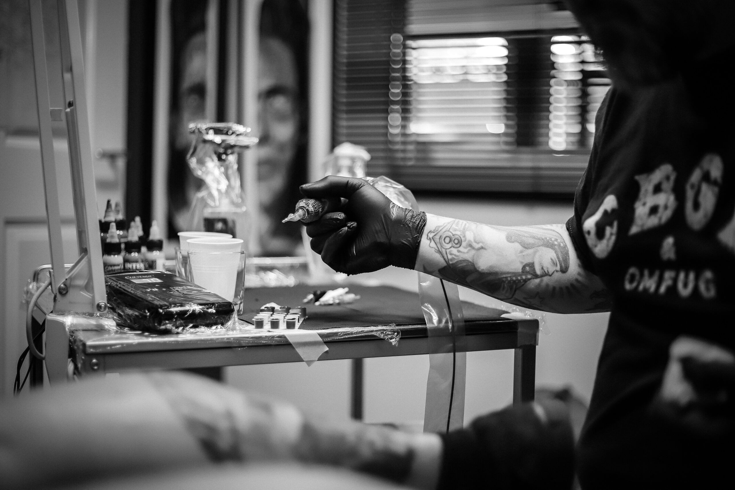 artiste tatoueur en train de tatouer